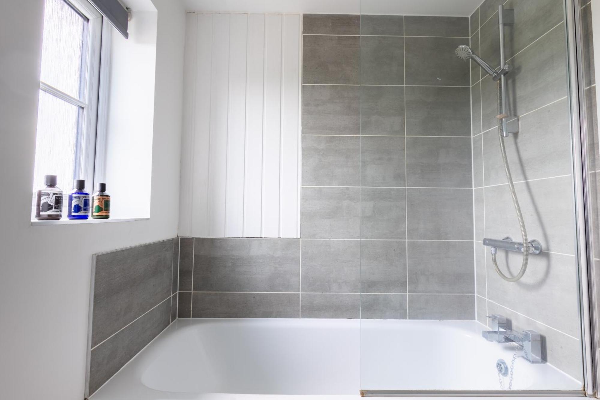 Spacious 4-Bedroom Home Near City Centre With Parking Nottingham Exterior foto